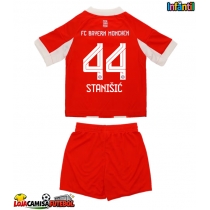 Camisa de Futebol Bayern Munich Josip Stanisic #44 Equipamento Principal Infantil 2025-26 Manga Curta (+ Calças curtas)